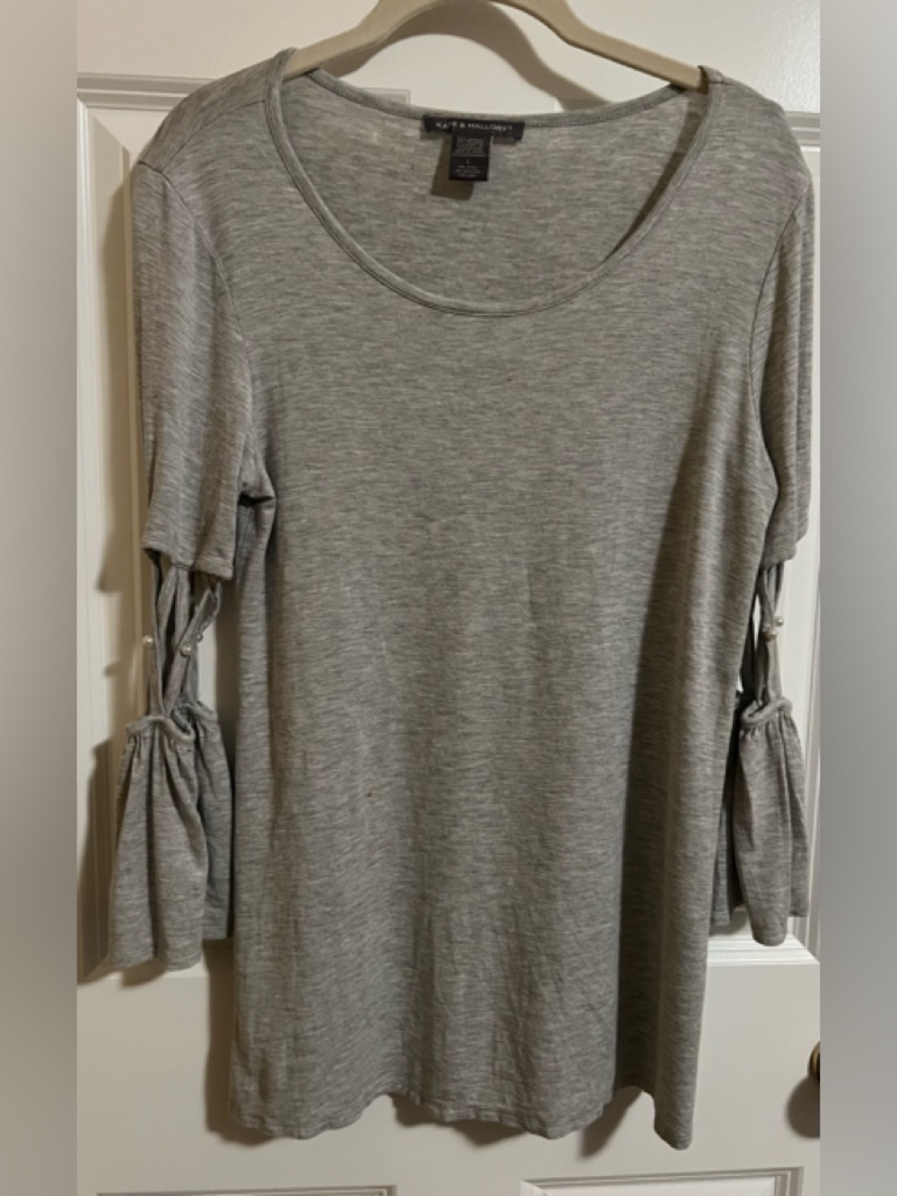 NWOT Kate & Mallory gray top with fun sleeves. Size L